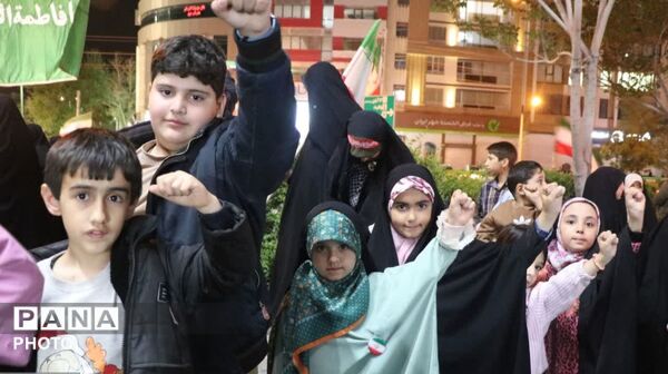 الله اکبر و پرچم ایران؛ نماد مقاومت نوجوانان همدانی در تجمعات شبانه