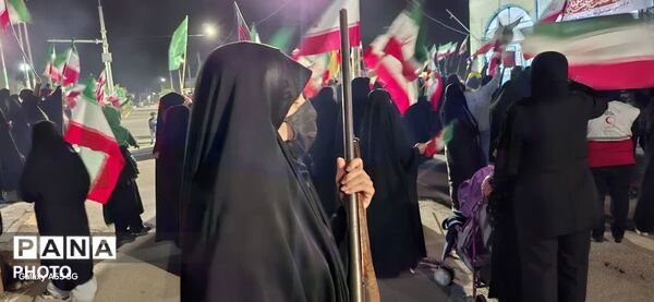 مرزنشینان ایستاده اند مانند زاگرس