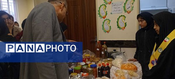 بازدید معاون آموزشی آموزش و پرورش خلیل آباد از بازارچه کار آفرینی جوانه های انقلاب