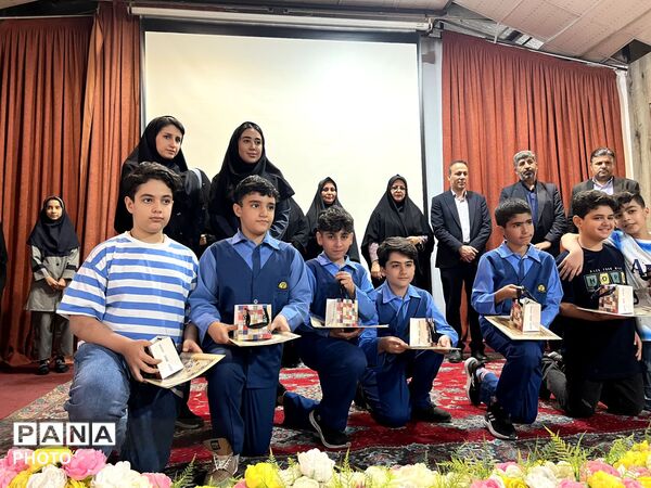تجلیل از برگزیدگان تئاتر درسی و خبرنگاران پانا در ساوجبلاغ 