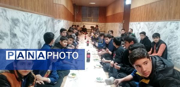 ضیافت ساده اما آسمانی به همت مسئولین دبیرستان سرآمد ناصر ناحیه ٧ مشهد برگزار شد