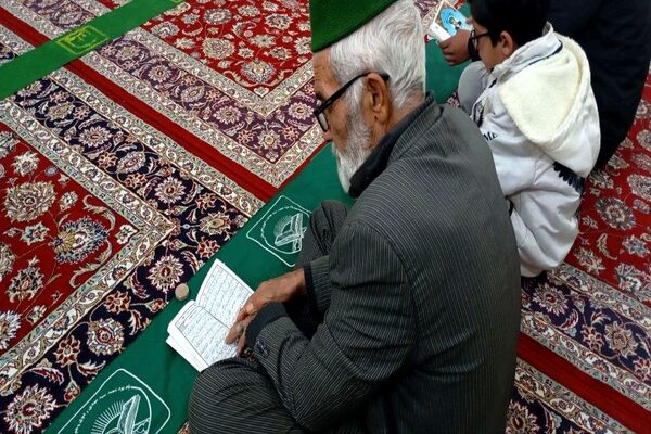 اعتکاف دانش‌آموزی در مسجد جامع شهر بار نیشابور 