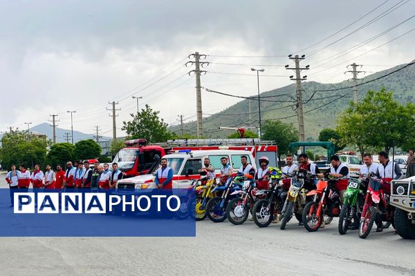 رژه باشکوه خودروهای امدادی به‌مناسبت هفته هلال‌احمر در بانه