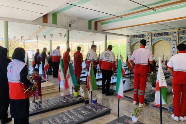 تجدید میثاق سرخ پوشان هلال احمر شهرستان سپیدان با شهدای گلگون کفن