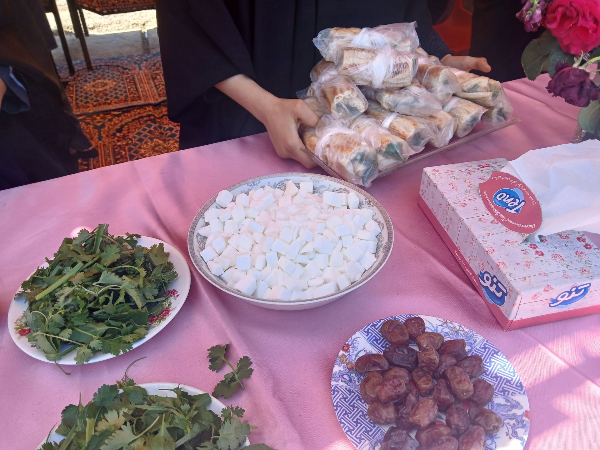 همکاری دانش آموزان خادمیار دبستان ضحی۲ با چایخانه دانش آموزی حضرت رضا(ع) شیروان