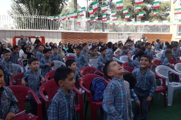 جشن شکوفه‌ها در دبستان آذر صابر ناحیه ۴ شیراز 