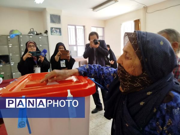 مردم شهرستان فاروج همدل و یکصدا پای صندوق‌های رأی 