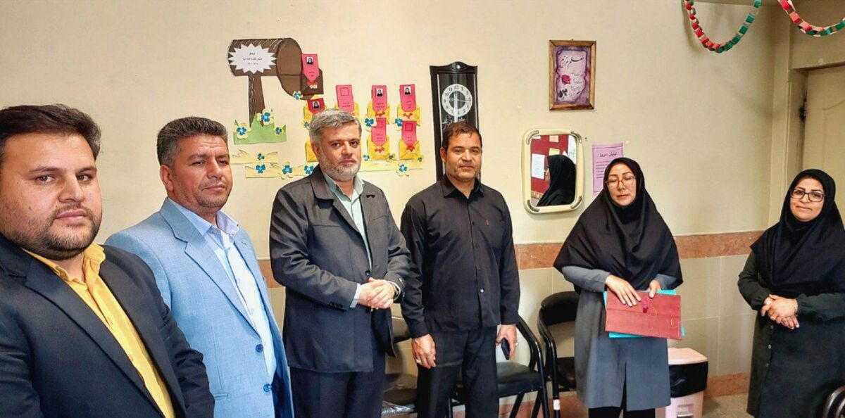 معلم نمونه جلگه‌رخ ۱۵۰ میلیون ریال جایزه خود را صرف هوشمندسازی کلاس درس کرد  