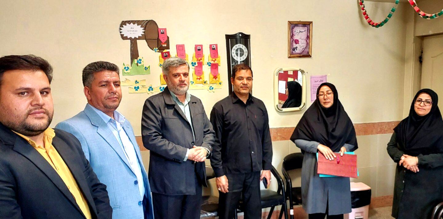 معلم نمونه جلگه‌رخ ۱۵۰ میلیون ریال جایزه خود را صرف هوشمندسازی کلاس درس کرد  