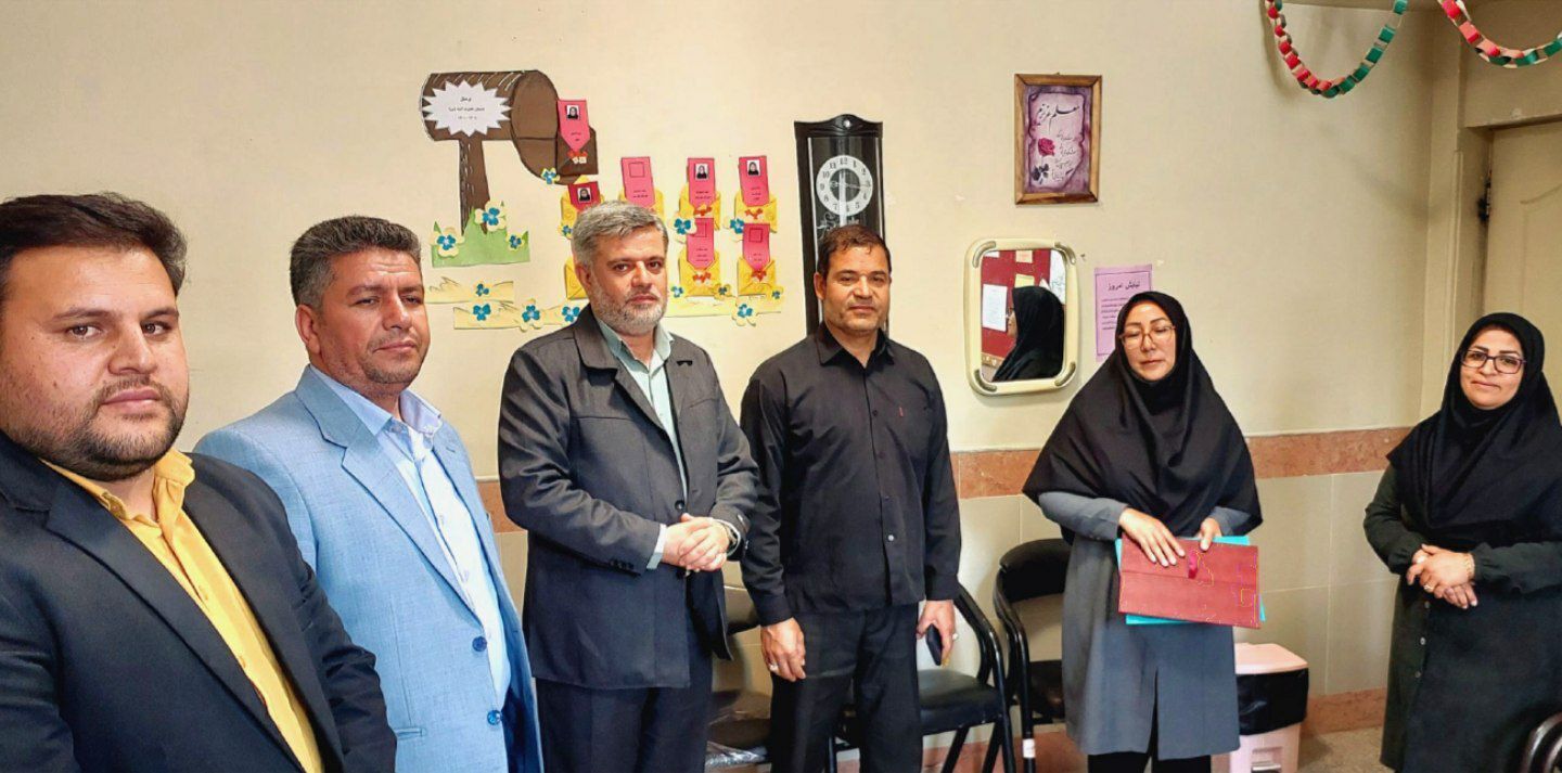 معلم نمونه جلگه‌رخ ۱۵۰ میلیون ریال جایزه خود را صرف هوشمندسازی کلاس درس کرد  