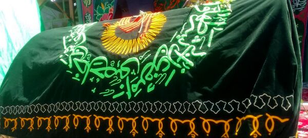 خیابان‌های بن، رنگ ماتم گرفت: تشییع نمادین پیکر امام هشتم