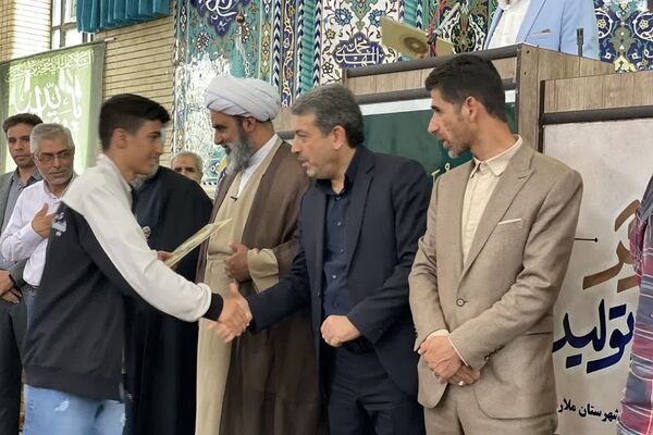 فرهنگیان شهرستان ملارد با حضور خود در نمازجمعه این هفته یاد شهید رجایی را گرامی داشتند 