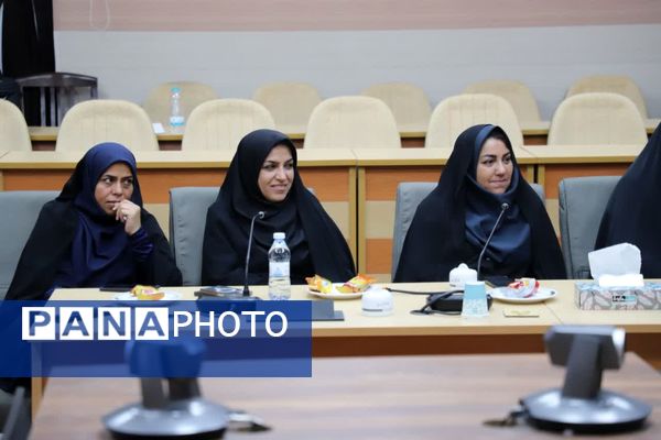 نشست هم‌اندیشی بانوان ستادی اداره‌کل آموزش و پرورش آذربایجان‌شرقی
