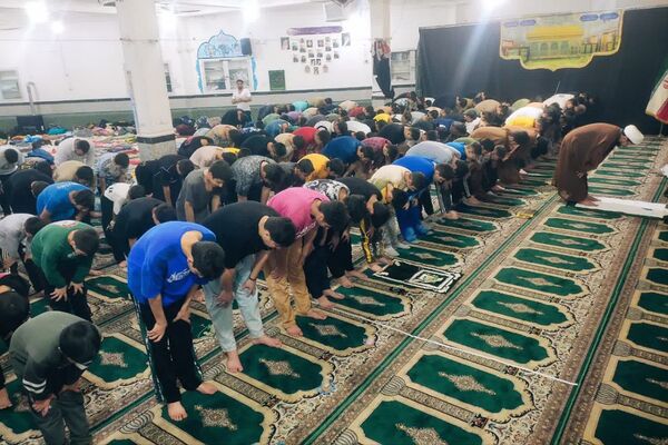 اعتکاف دانش آموزی در مسجد حضرت ابوالفضل قیامدشت
