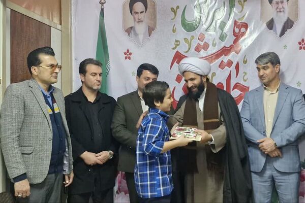 بیعت نوجوانان مدرسهٔ امام خمینی (ره) قرچک با آرمان‌های امام راحل در چهل و هفتمین جشن پیروزی انقلاب 