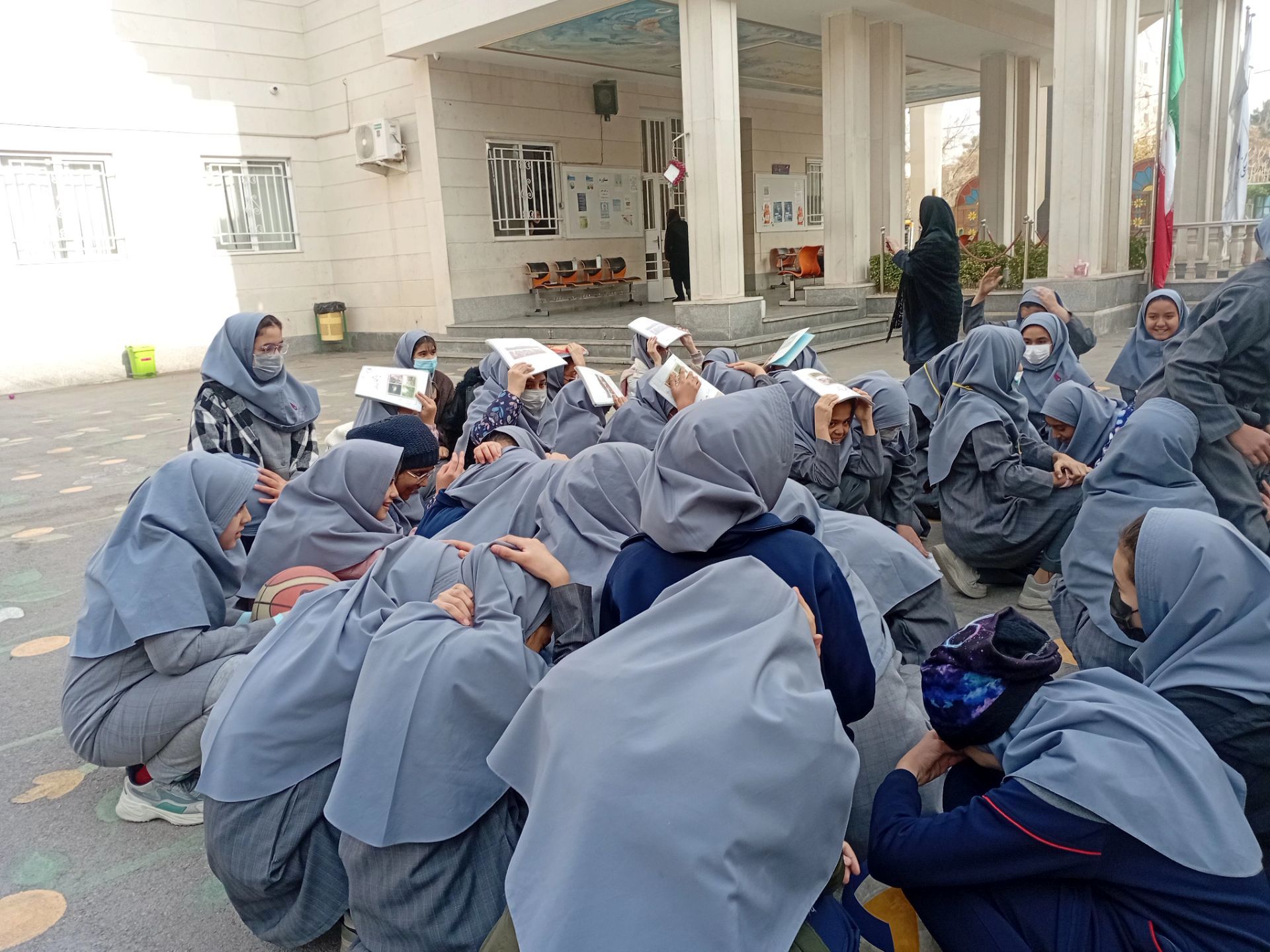 مانور زلزله در دبستان مصلی نژاد حضرت زینب(س)