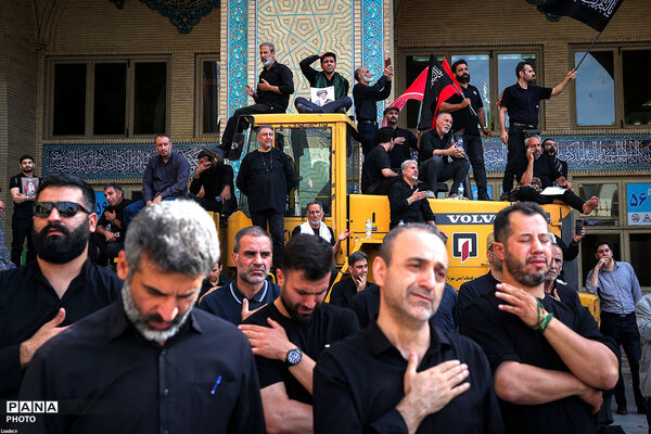 وداع با پیکر مطهر امام شهید امت در مصلای امام خمینی(ره)