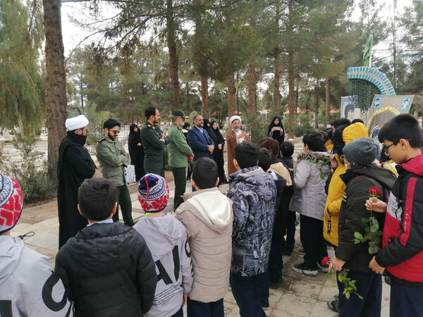 غبارروبی مزار دانش‌آموز شهید «حیدر رضایی» در قم