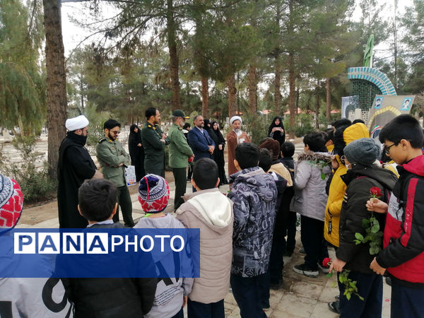 غبارروبی مزار دانش‌آموز شهید «حیدر رضایی» در قم