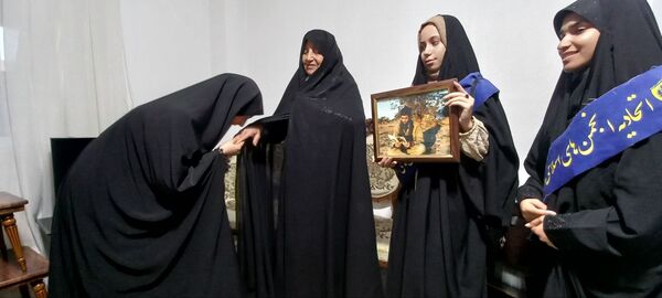 دیدار دانش‌آموزان دبیرستان بهار آزادی با همسر شهید مجید رجایی