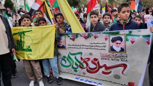 حضور دانش‌آموزان ملاردی در راهپیمایی روز سیزده آبان 
