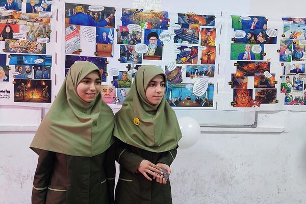 افتتاحیه نمایشگاه «مدرسه انقلاب» در مدرسه شهید شرافت بهارستان‌دو