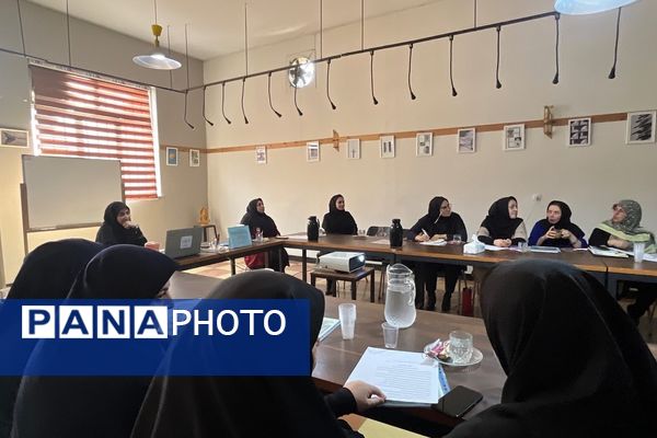 کارگاه آموزشی «مهارت‌های برقراری ارتباط با نوجوان » در هنرستان قدس ناحیه دو شهرری 