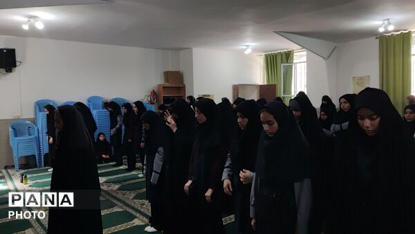 اولین نماز جماعت در روز اول مدرسه دخترانه امام حسین (ع) نیشابور 