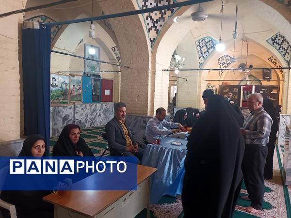 حضور مسئولان، مردم و رای اولی‌های چناران پای صندوق‌های رای در میدان انتخابات 