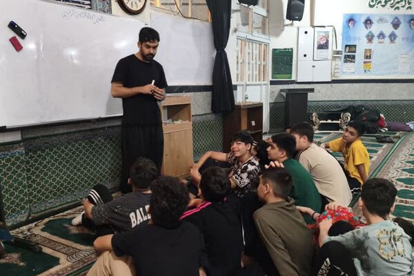 اعتکاف دانش آموزی در مسجد حضرت ابوالفضل قیامدشت