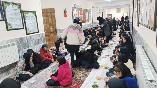 برپایی سفره افطاری در دبیرستان عطیه ناحیه هفت 
