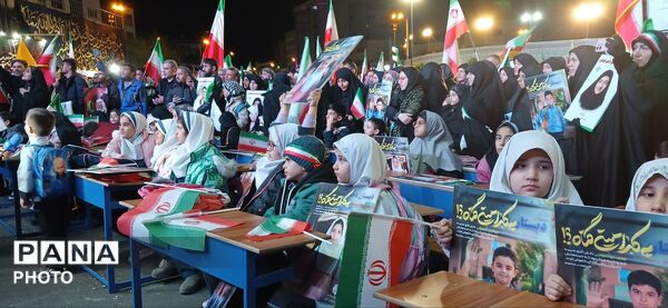 تجمع شهروندان در چهلم کودکان میناب کنار دیوارنگاره میدان انقلاب