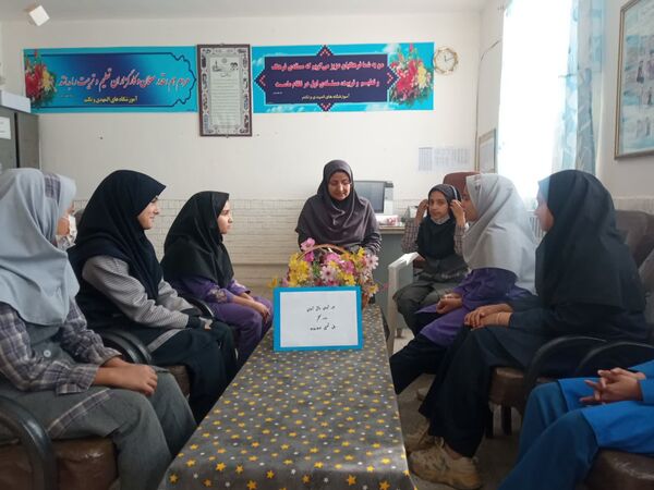 دومین جلسه شورای دانش آموزی در مدرسه تکتم خلیل آباد 