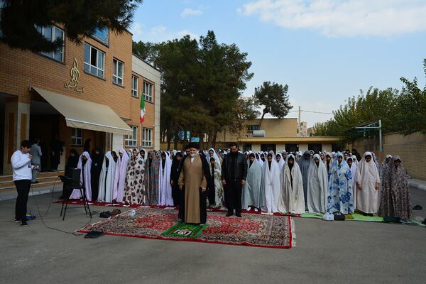 نماز باران، همخوانی زمین و آسمان در دبیرستان ولایت بهارستان‌دو