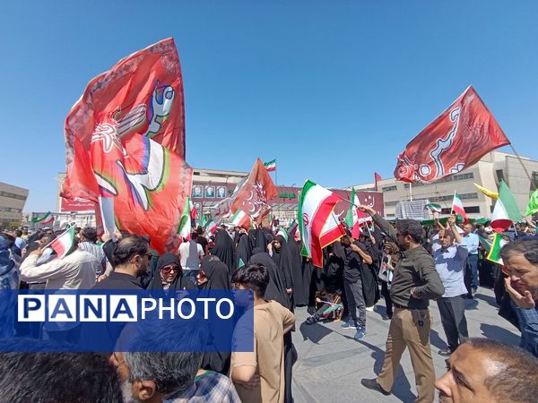 راهپیمایی جمعه خشم و نصر با حضور پرشور مشهد مقدس برگزار شد