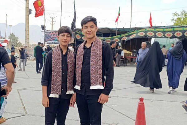 بدرقه پرشور زائران کربلا با نوای گروه سرود نسیم صبا در موکب ابوالفضل (ع)