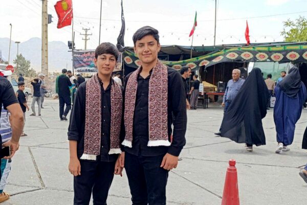 بدرقه پرشور زائران کربلا با نوای گروه سرود نسیم صبا در موکب ابوالفضل (ع)