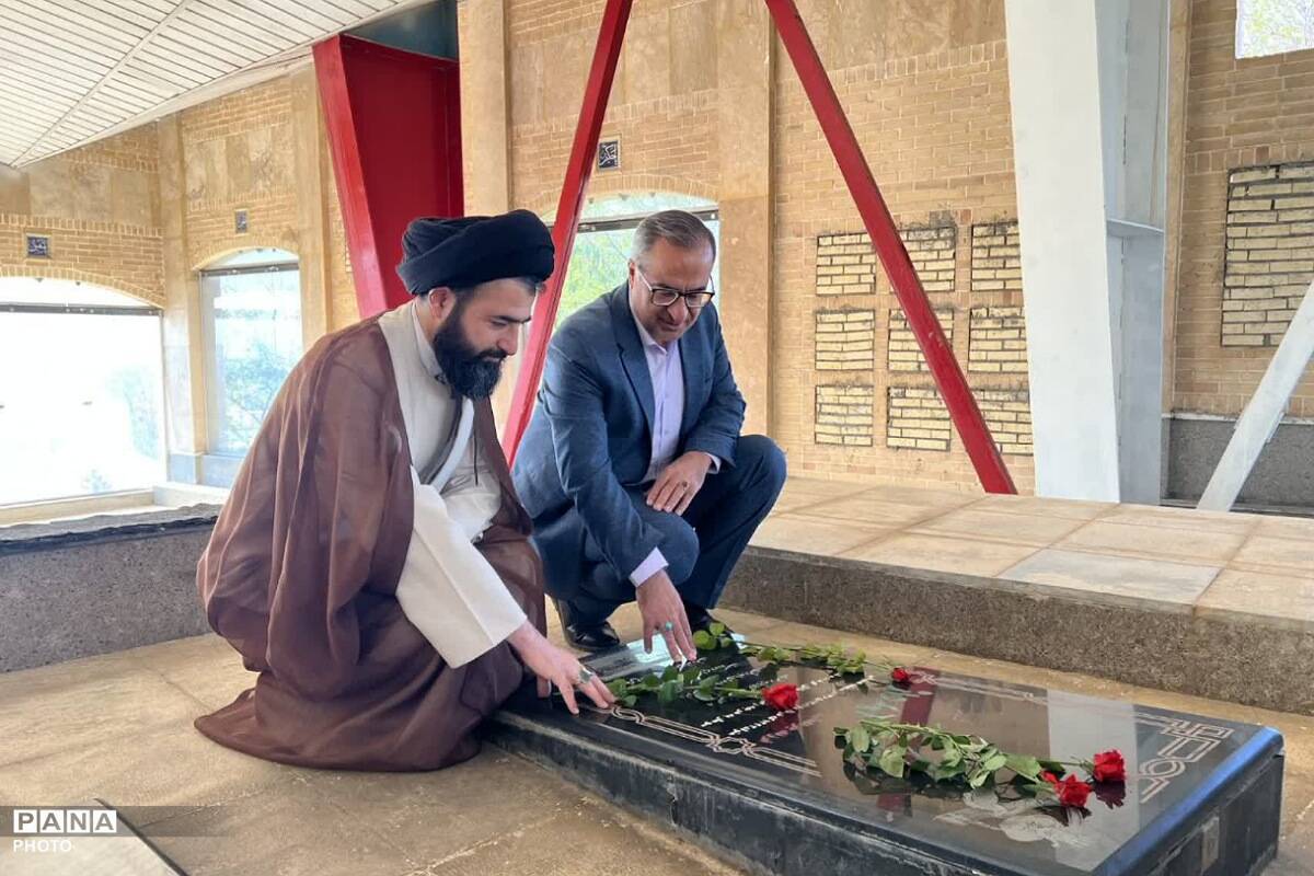 گلباران مزار شهدای فیروزکوه هم‌زمان با آغاز هفته دولت؛ تجدید میثاق مسئولان با آرمان‌های شهدا