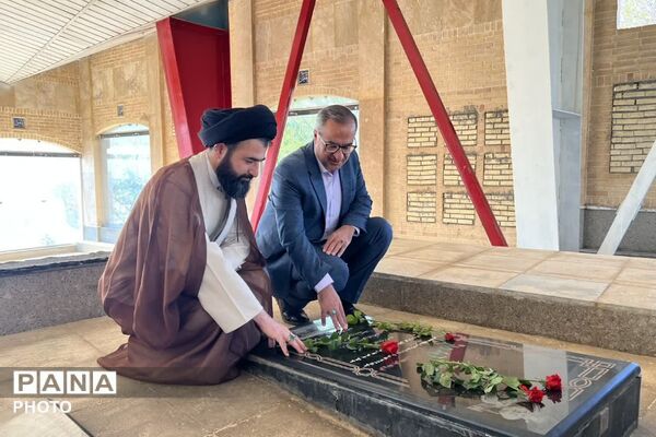 گلباران مزار شهدای فیروزکوه هم‌زمان با آغاز هفته دولت؛ تجدید میثاق مسئولان با آرمان‌های شهدا