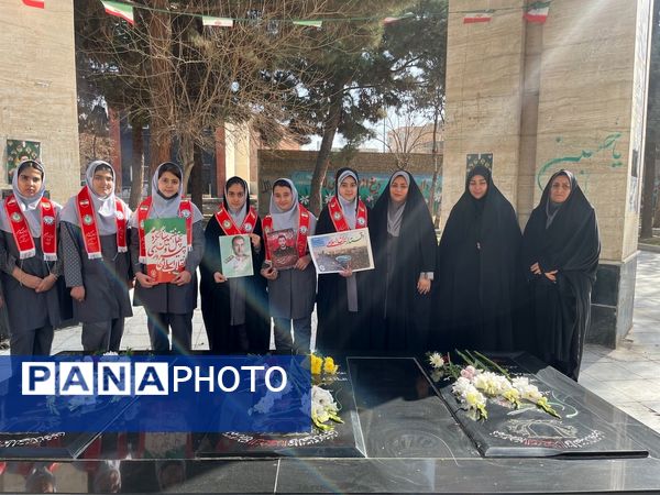 گلباران مزار شهدا توسط پیشتازان مدرسه دانش و هنر نظرآباد