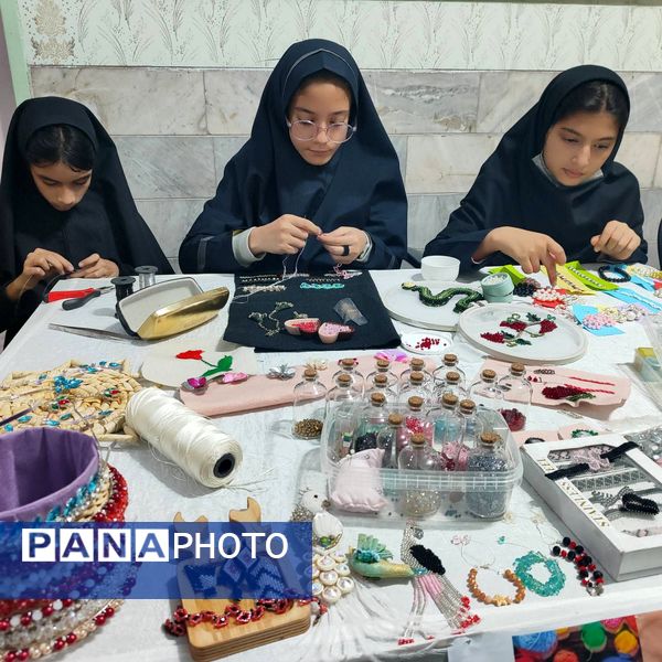  بازارچه کار آفرینی و دست سازه‌های دانش‌آموزی در دبستان دخترانه هدی
