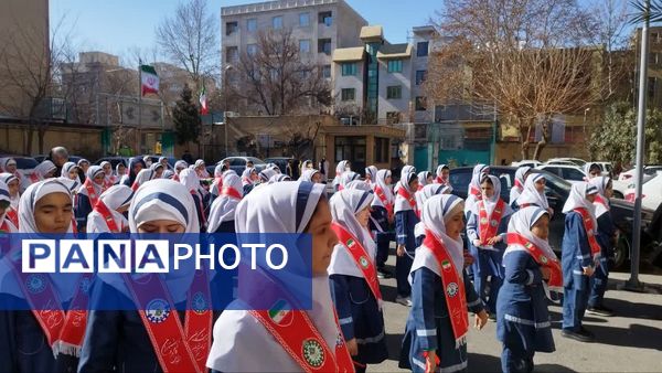 برافراشته شدن پرچم ایران در اداره آموزش و پرورش منطقه ۱۰