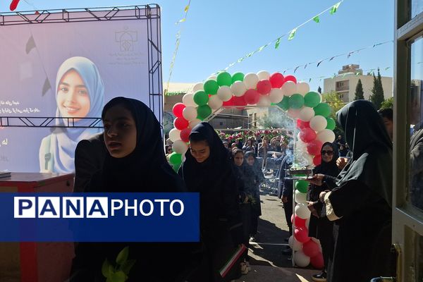 آیین نواختن زنگ مدرسه با شروع سال تحصیلی جدید 