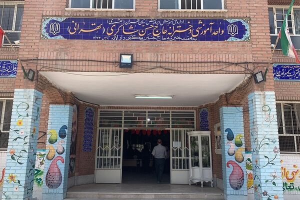 حضور مسئولان کشوری و استانی در کنار آحاد مردم شهیدپرور ناحیه 2 شهرری پای صندوق‌های رای 