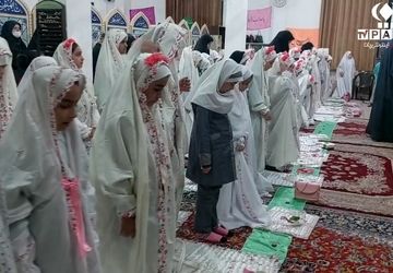 برگزاری مراسم افطاری ویژه دانش‌آموزان روزه‌اولی در آموزشگاه دخترانه شقایق‌های ملارد