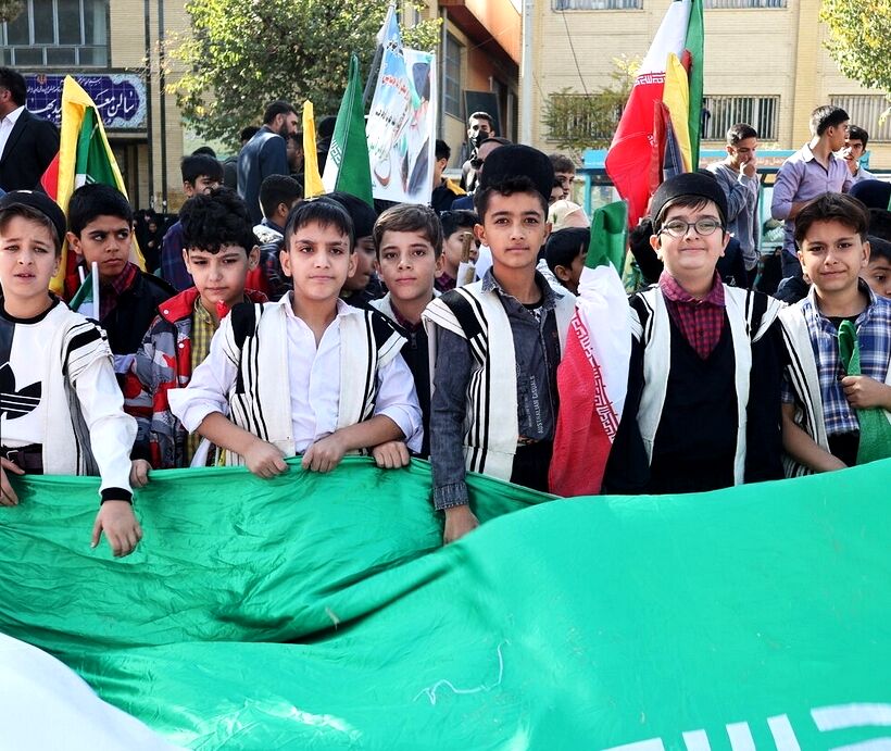 نسل بیدار انقلاب؛ خروش دختران شاهد فاطمه‌زهرا(س) شهرکرد مقابل استکبار جهانی