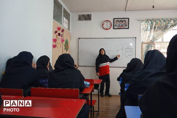 مهارت‌های هلال احمر در مدرسه مهردخت