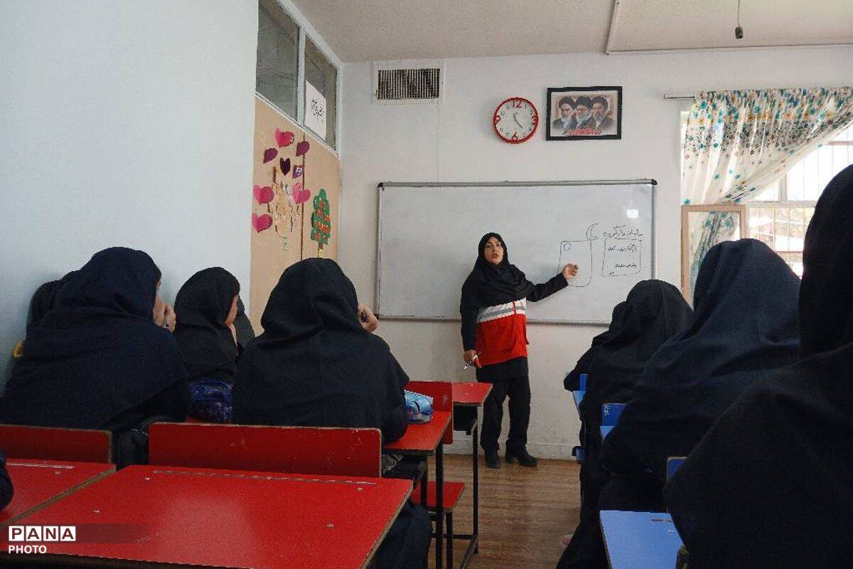 مهارت‌های هلال احمر در مدرسه مهردخت