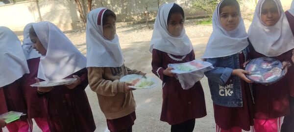 صبحانه نمادین دانش‌آموزان دبستان مولوی فین