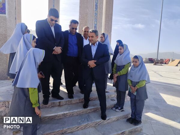 تجدید میثاق معاون وزیر و رئیس سازمان مدارس غیردولتی و مشارکت‌های مردمی وزارت آموزش و پرورش با شهدای گمنام در یاسوج
